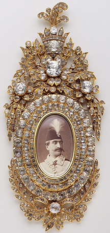 Insignia with the portrait of Nasseral-Din Shah – 2nd half of the 19th century – Gold, silver, diamonds and cut crystal; miniature on ivory.